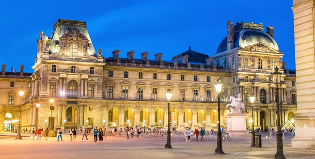 Der Louvre bei La Nuit des Musées in Paris