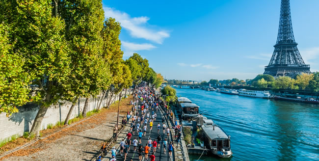 Paris Marathon vorbei am Eiffelturm