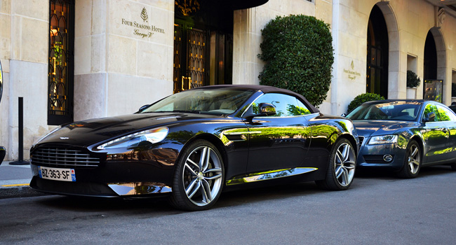 Paris, ein schwarzer Aston Martin Virage in der George V Avenue.