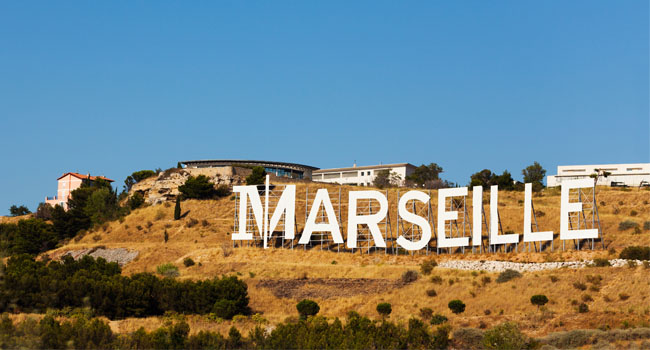 Die Landschaft von Marseille und ihr Schild in weißen Buchstaben